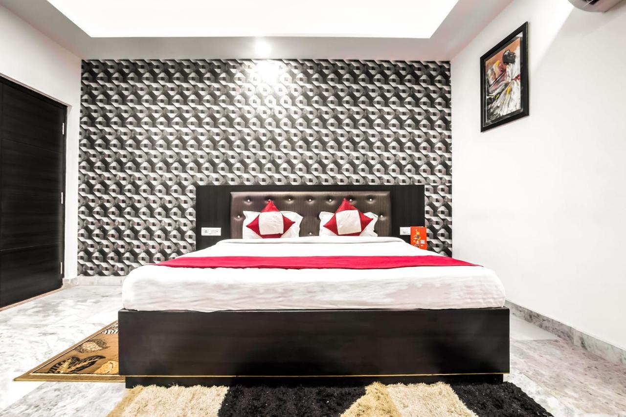 Hotel Oyo 8888 Riga Hs Deluxe Agra  Esterno foto